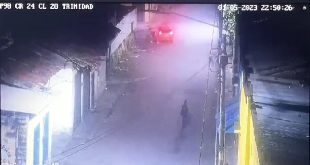 Momento en el que suben el cuerpo al taxi.