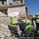 Los mineros de Turkish Hard Coal Enterprises (TTK) de Zonguldak trabajan para retirar los escombros para extraer el cuerpo de un niño mientras realizan operaciones de búsqueda en Antakya, el 9 de febrero de 2023, tres días después de que un terremoto de magnitud 7,8 azotara el sureste de Turquía. - Un grupo de mineros de TTK de la ciudad de Zonguldak, en el norte de Turquía, llegó a la provincia suroriental de Hatay el 8 de febrero para ayudar en las búsquedas tras uno de los temblores más mortíferos en décadas. El número de muertos por un gran terremoto que azotó Turquía y Siria subió a más de 17.100 el 9 de febrero, cuando se desvanecieron las esperanzas de encontrar sobrevivientes atrapados bajo los escombros en un clima helado. (Foto de Remi BANET / AFP)