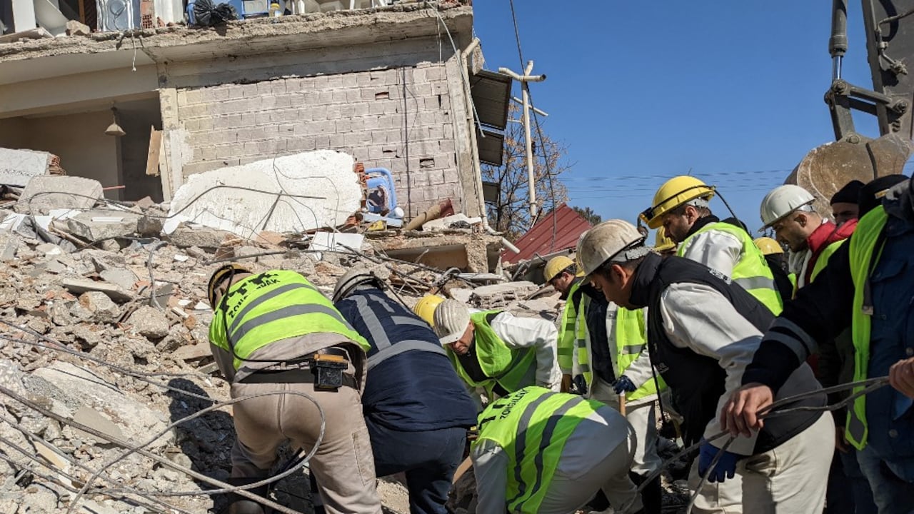 Los mineros de Turkish Hard Coal Enterprises (TTK) de Zonguldak trabajan para retirar los escombros para extraer el cuerpo de un niño mientras realizan operaciones de búsqueda en Antakya, el 9 de febrero de 2023, tres días después de que un terremoto de magnitud 7,8 azotara el sureste de Turquía. - Un grupo de mineros de TTK de la ciudad de Zonguldak, en el norte de Turquía, llegó a la provincia suroriental de Hatay el 8 de febrero para ayudar en las búsquedas tras uno de los temblores más mortíferos en décadas. El número de muertos por un gran terremoto que azotó Turquía y Siria subió a más de 17.100 el 9 de febrero, cuando se desvanecieron las esperanzas de encontrar sobrevivientes atrapados bajo los escombros en un clima helado. (Foto de Remi BANET / AFP)
