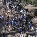 Rescatistas realizan intensas labores para sacar gente con vida debajo de los escombros.