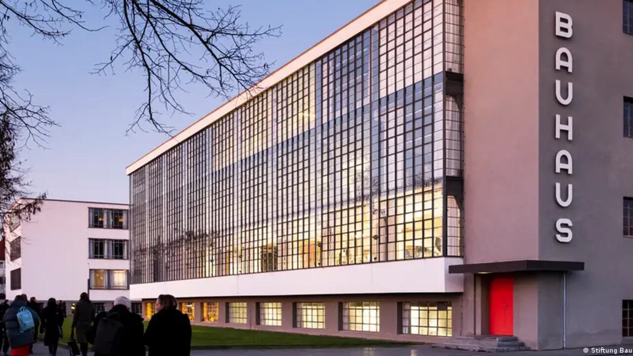 La ultraderecha alemana está librando una guerra cultural contra la emblemática escuela de arquitectura Bauhaus.