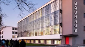 La ultraderecha alemana está librando una guerra cultural contra la emblemática escuela de arquitectura Bauhaus.