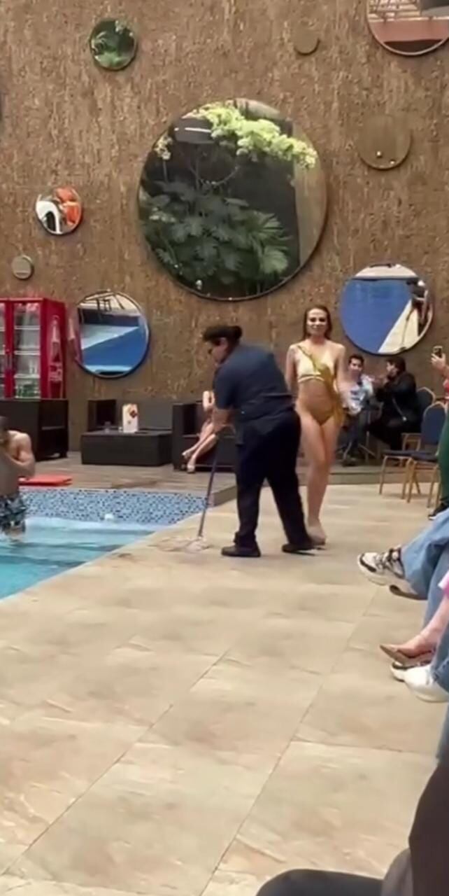 representante de Nariño, Lina María Benavides cae a la piscina en plena pasarela