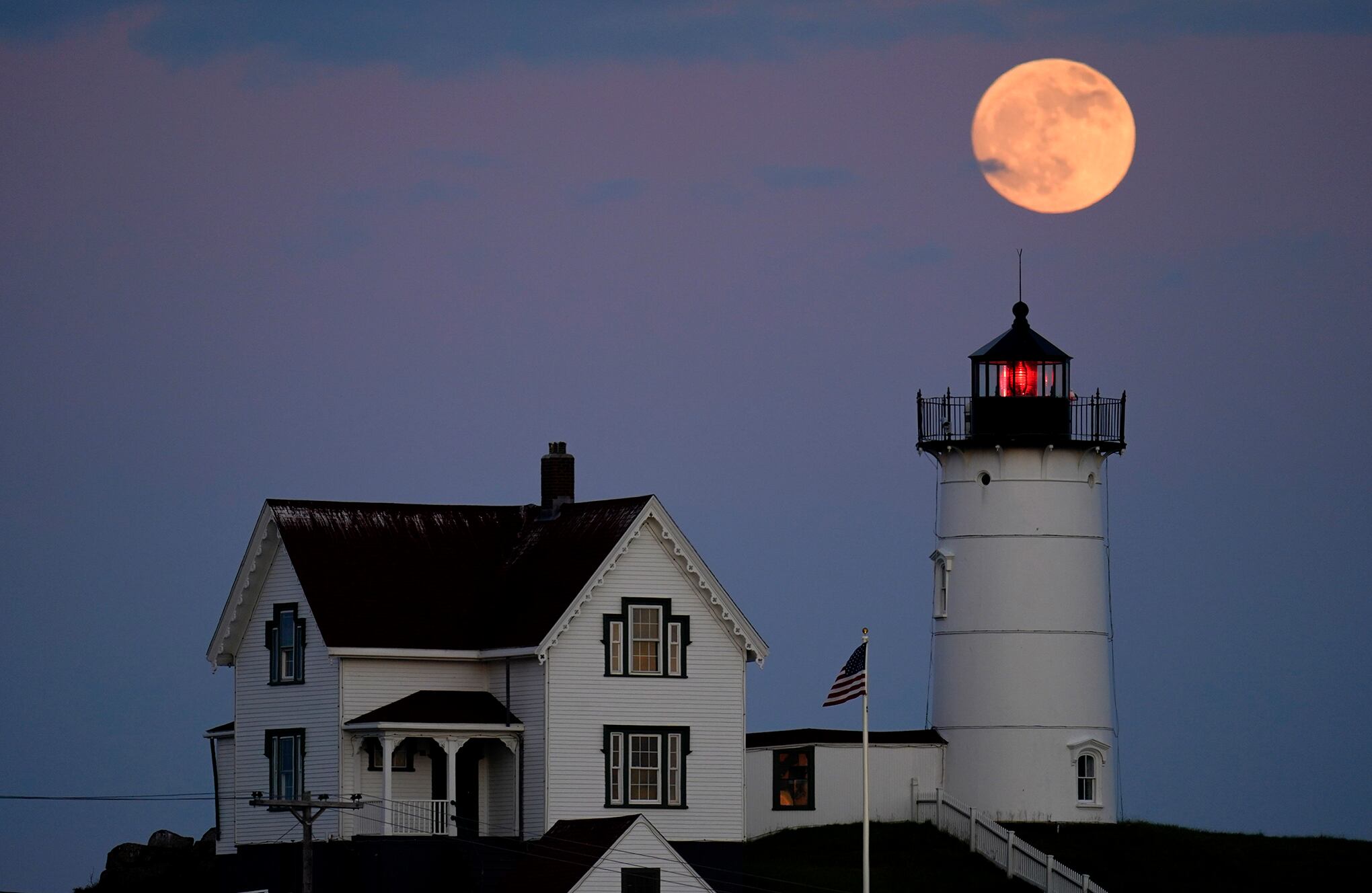 Strawberry Moon deslumbra en el cielo nocturno