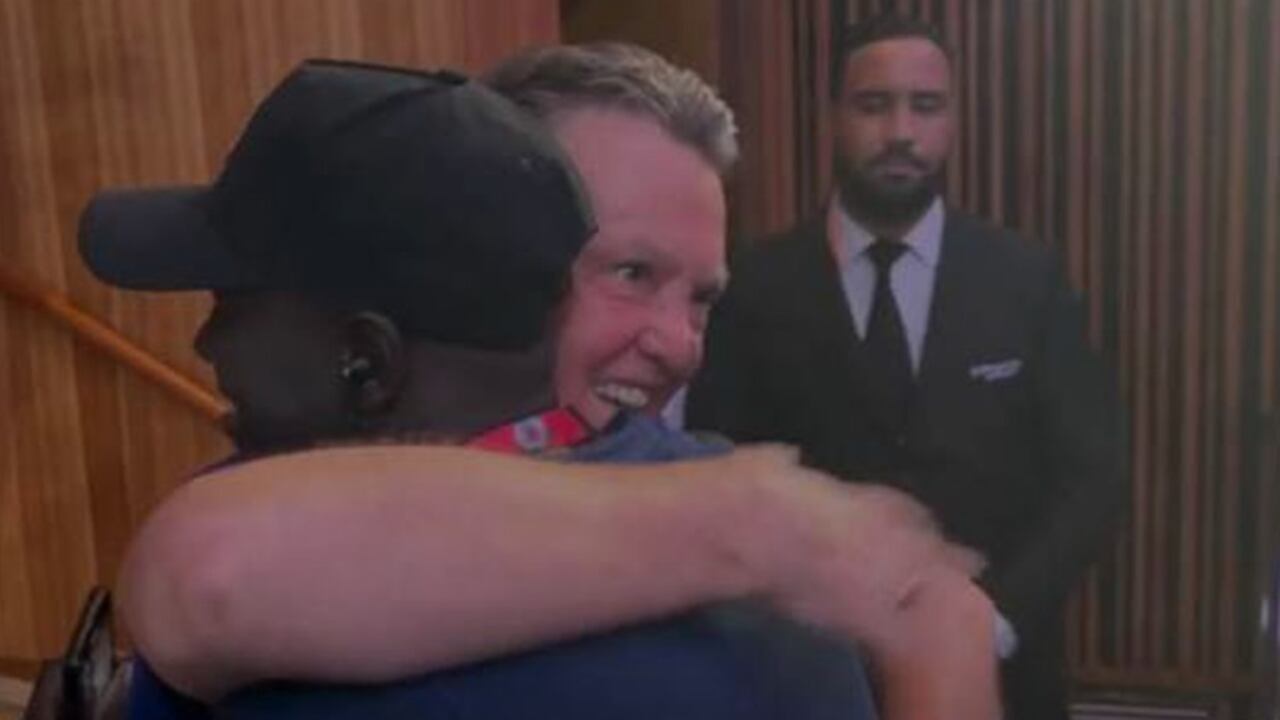 Lous Van Gaal abrazó a un periodista senegalés que declaró ser su admirador.