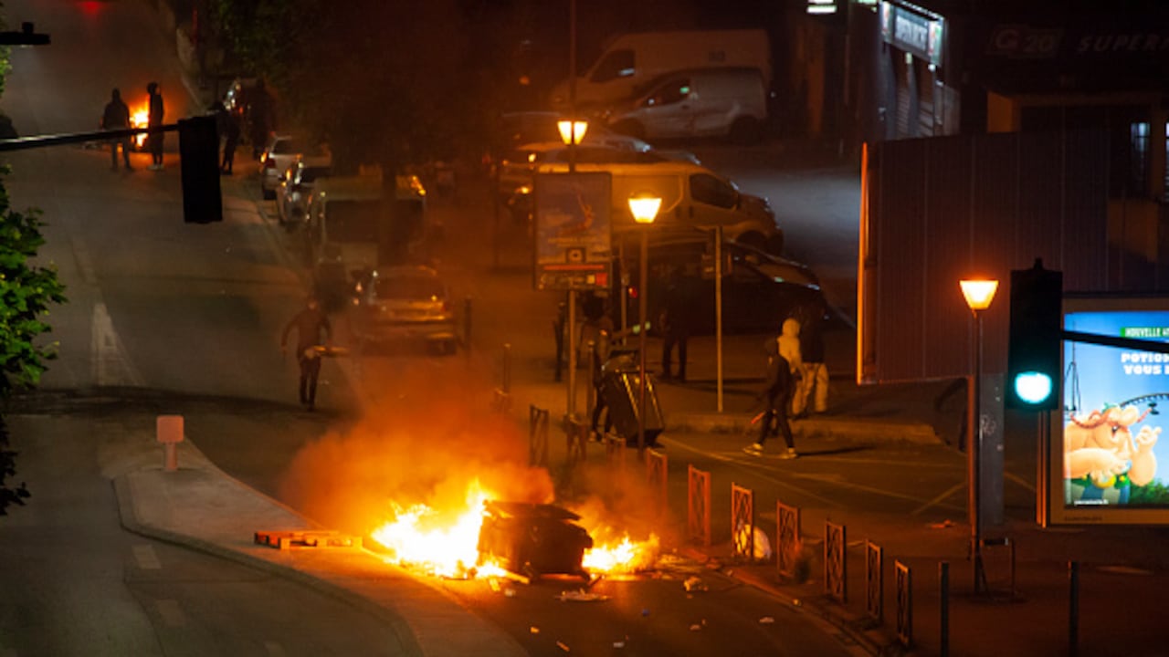 Pero el balance de la última noche es alto. El gobierno informó de la detención de 875 personas (408 en París y sus suburbios), del ataque a 492 edificios, la quema de 2.000 vehículos y 3.880 incendios en las calles, así como de 249 agentes heridos.