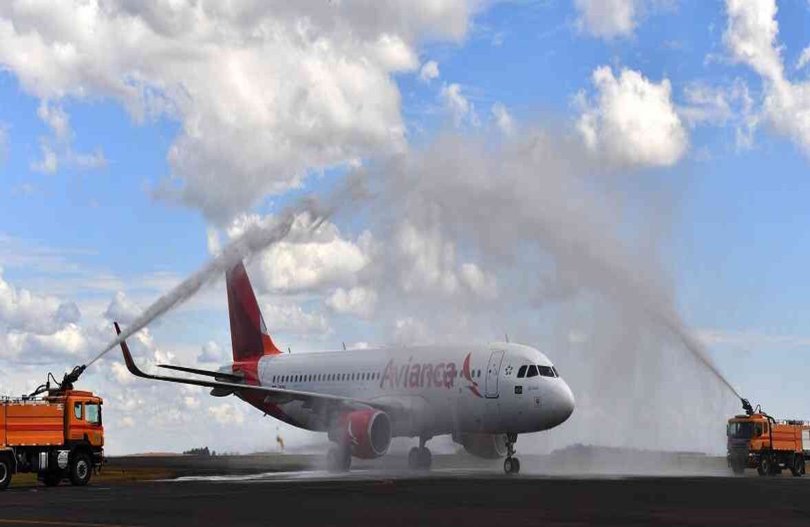 Al son de "Amigos para siempre", los paisas fueron recibidos como héroes en el aeropuerto tras pasar por el arco de agua que le dedicaron los bomberos. Foto: AFP