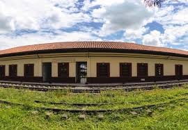 "La vocación comercial de Bugalagrande se debe a que está bañado por tres ríos importantes (Cauca, La Paila y Bugalagrande) que lo hicieron parte de la ruta del desarrollo. El municipio se destaca por la alfarería, por la capilla doctrinera del Overo que data del siglo XVII y por el festival gastronómico que se lleva a cabo durante las Fiestas del Retorno, en agosto, en las que se dictan talleres de cocina".