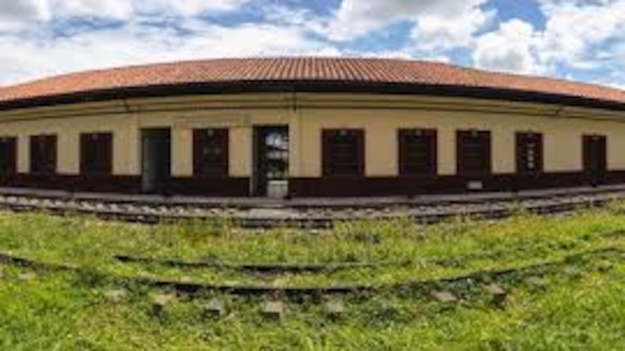 "La vocación comercial de Bugalagrande se debe a que está bañado por tres ríos importantes (Cauca, La Paila y Bugalagrande) que lo hicieron parte de la ruta del desarrollo. El municipio se destaca por la alfarería, por la capilla doctrinera del Overo que data del siglo XVII y por el festival gastronómico que se lleva a cabo durante las Fiestas del Retorno, en agosto, en las que se dictan talleres de cocina".