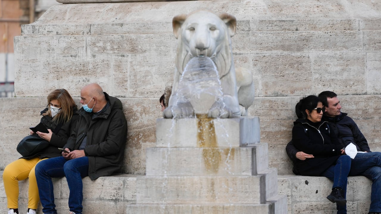 "Queremos frenar la curva de contagio y animar a los italianos que aún no se han vacunado a que lo hagan", dijo el primer ministro italiano.
