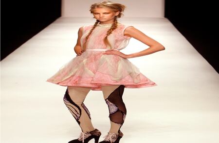 Modelo desfila la propuesta de la diseñadora turca Bora Aksu. 