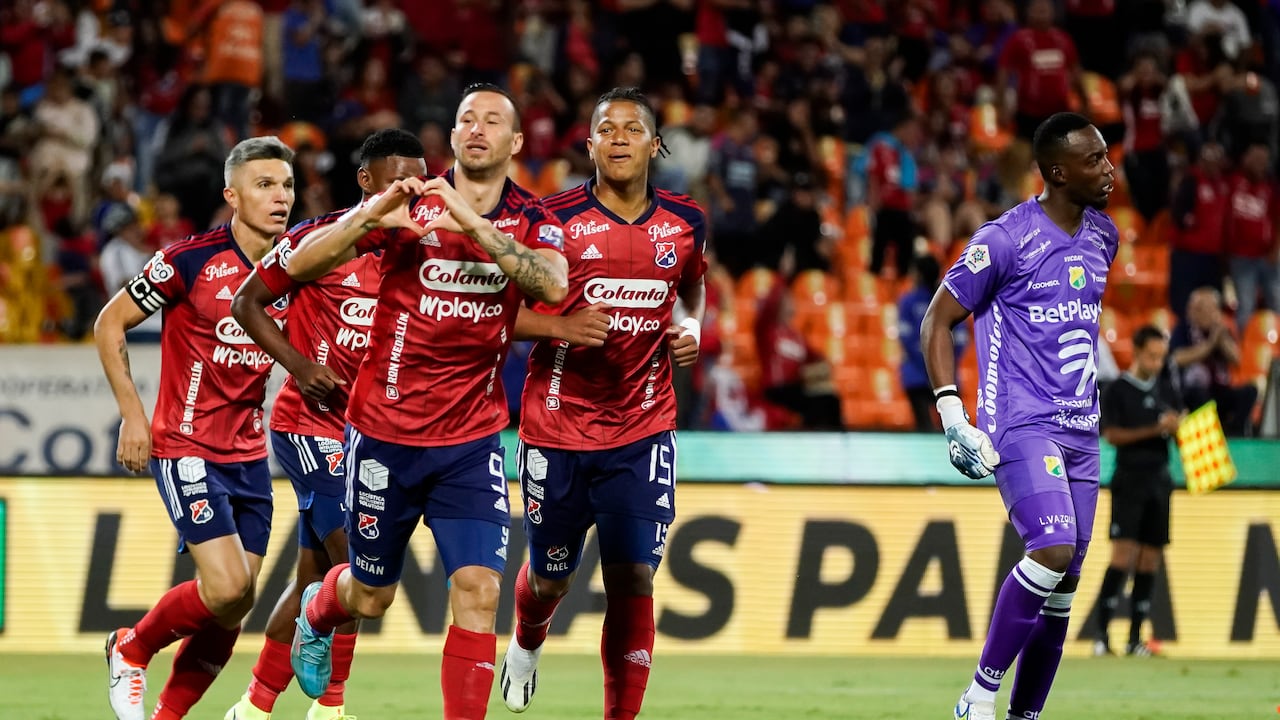 MEDELLÍN. 08 de octubre de 2023. Primer tiempo entre el DIM y el Atlético Huila que juegan este domingo en el estadio Atanasio Girardot. (Colprensa Juan Augusto Cardona).
