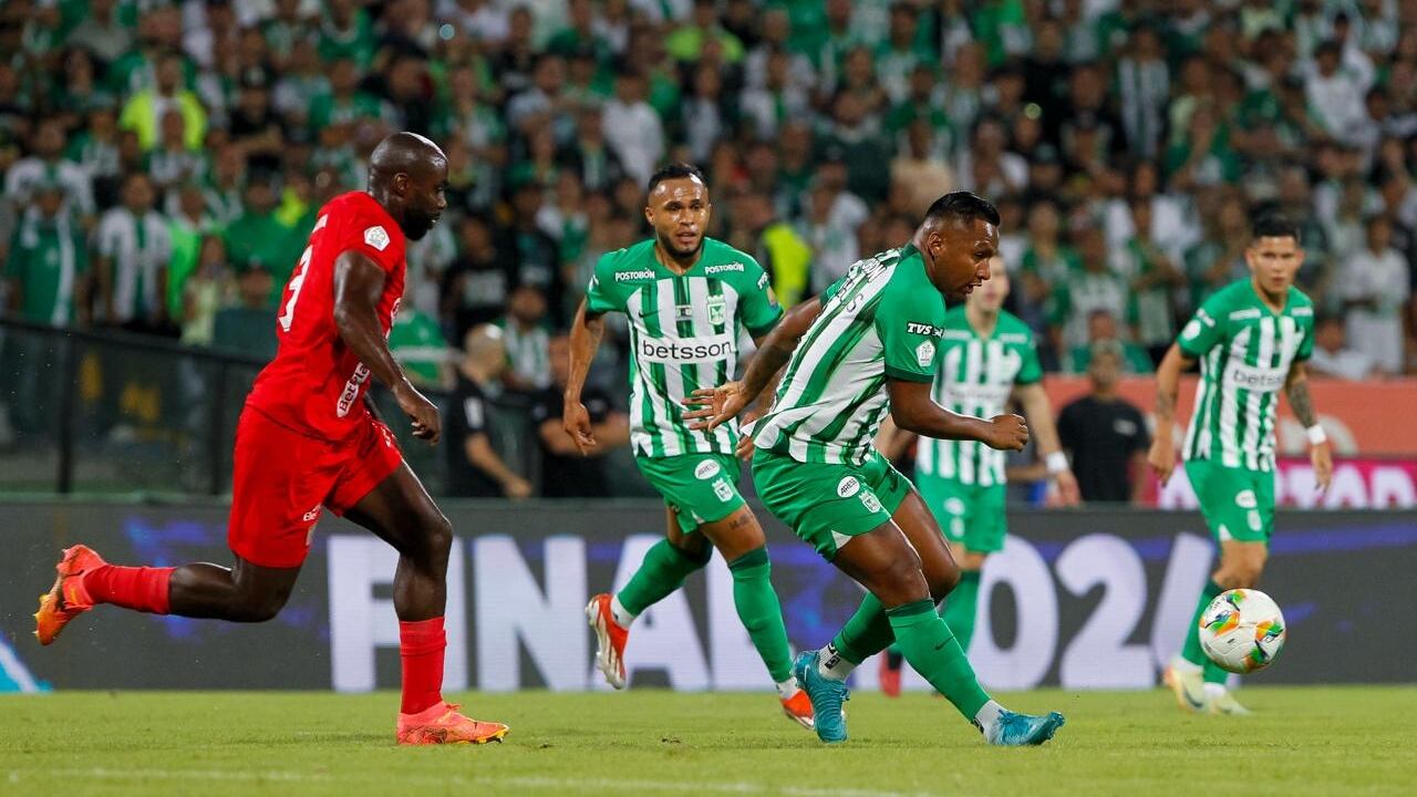 El Atanasio Girardot se revolucionó tras una vibrante final de ida entre Nacional y América.