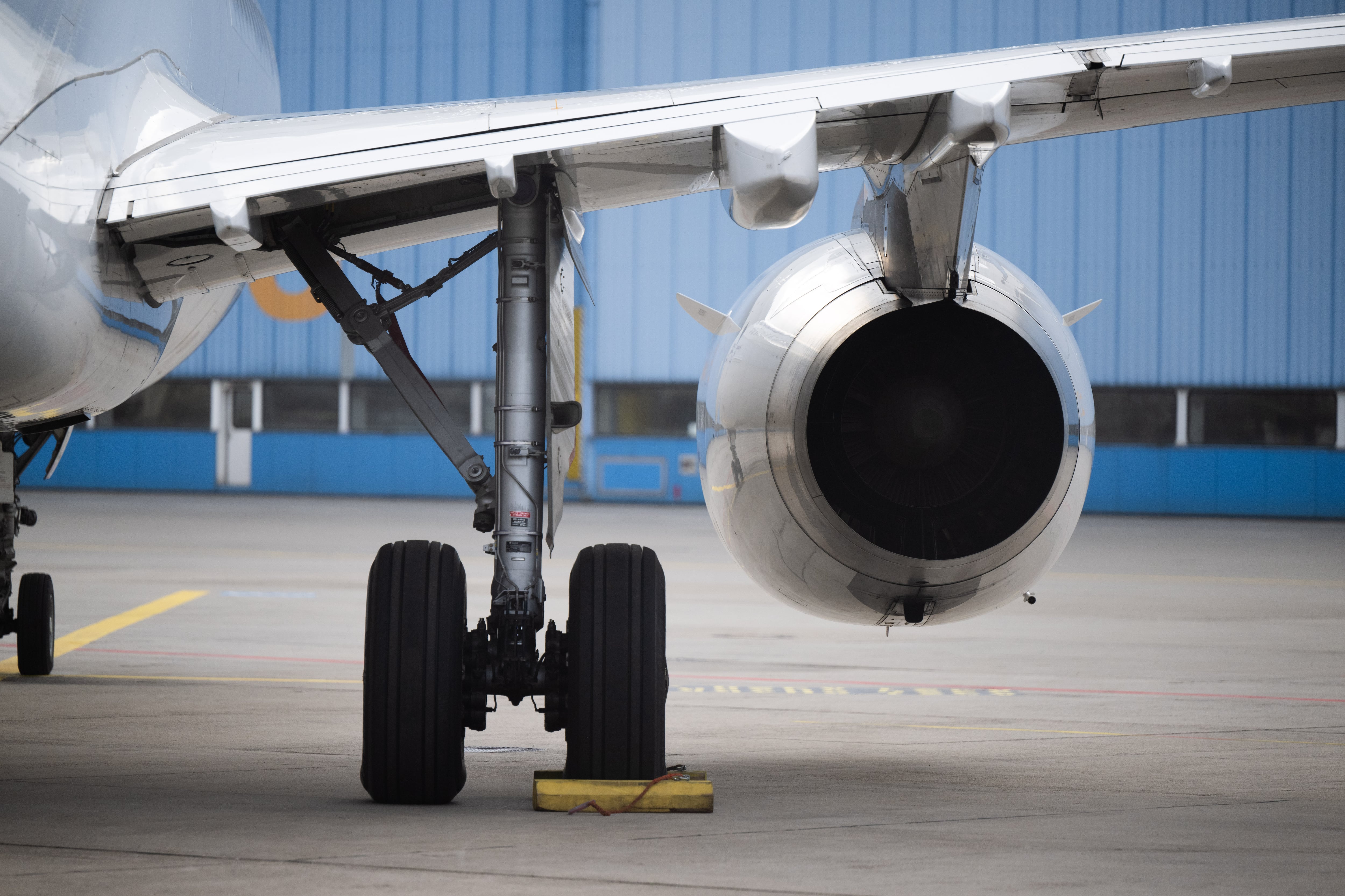 Las llantas de los aviones están hechas con materiales mucho más resistentes capaces de soportar hasta 20 toneladas de peso