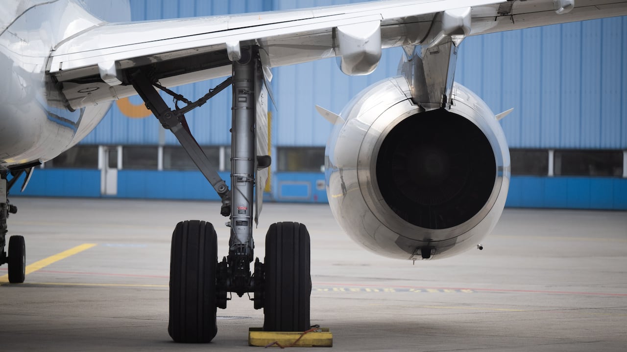 Las llantas de los aviones están hechas con materiales mucho más resistentes capaces de soportar hasta 20 toneladas de peso