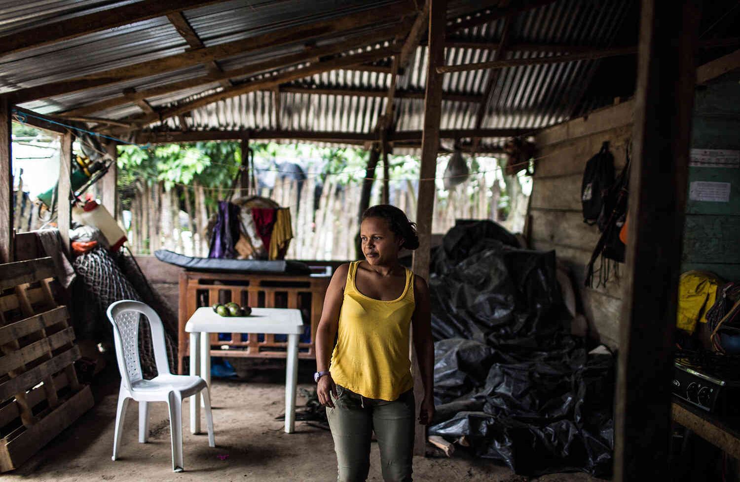Jocabeth Canoles, de 28 años, una joven líder parte de Jóvenes Forjadores de Paz de los Montes de María en su casa en Macayepo. Foto: Mauricio Morales.