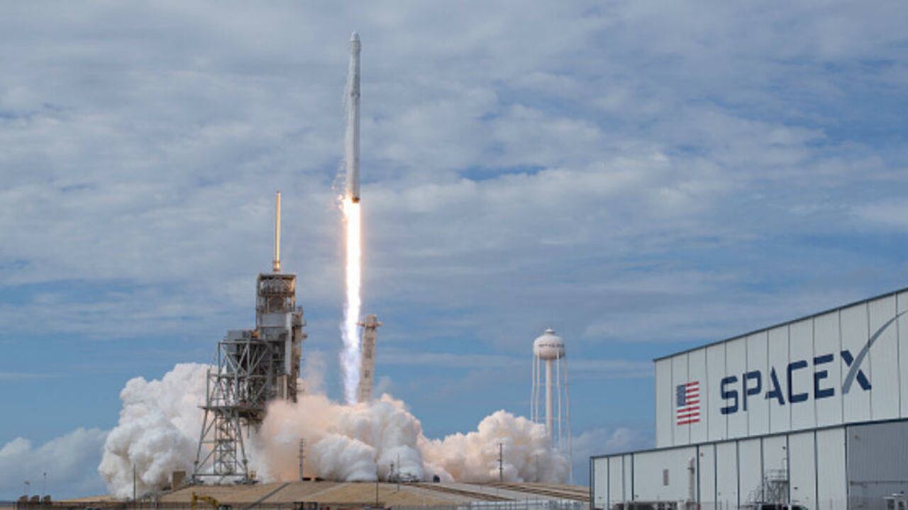 Cohete Space X llevará 1000 cartas de enamorados al espacio exterior.