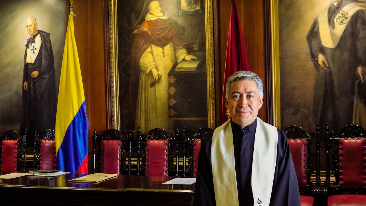 Hernando Herrera, condecorado por la Universidad del Rosario.