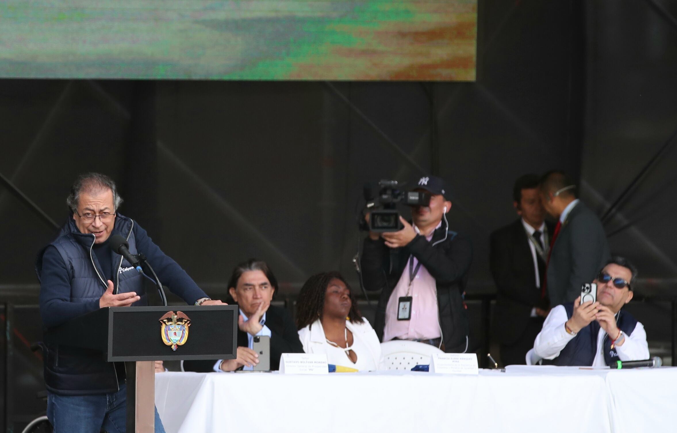 Presidente Gustavo Petro sanciona la Reforma Pensional en la Plaza de Bolívar para ponerle la firma la ley ante cientos de adultos mayores