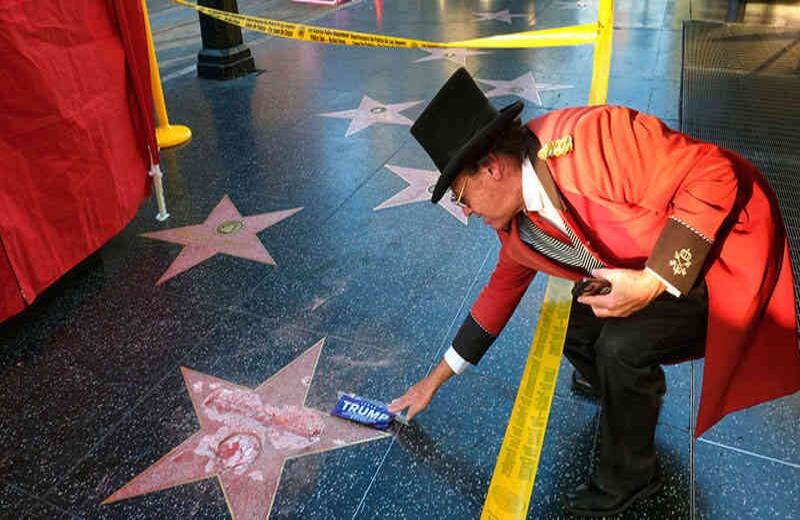 Vándalos de Los Ángeles, California intervinieron la estrella de Donald Trump en el famoso paseo de la fama. Gregg Donovan quién se ha autoproclamado el embajador de Hollywood, dejó un sticker de la campaña del candidato republicano en el lugar del incidente.