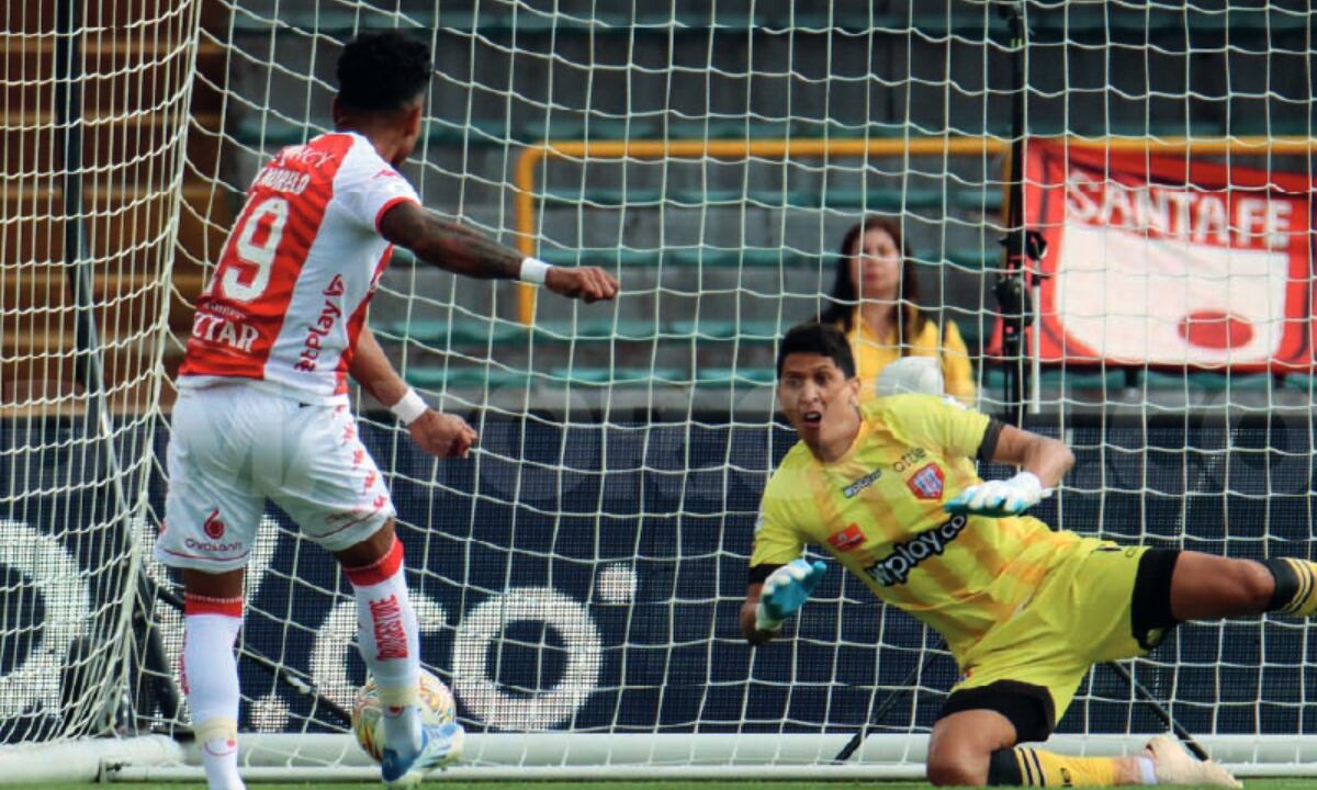 Wilson Morelo ante Ramiro Sánchez. Santa Fe vs. Unión Magdalena. Liga BetPlay I-2023. Foto: Dimayor