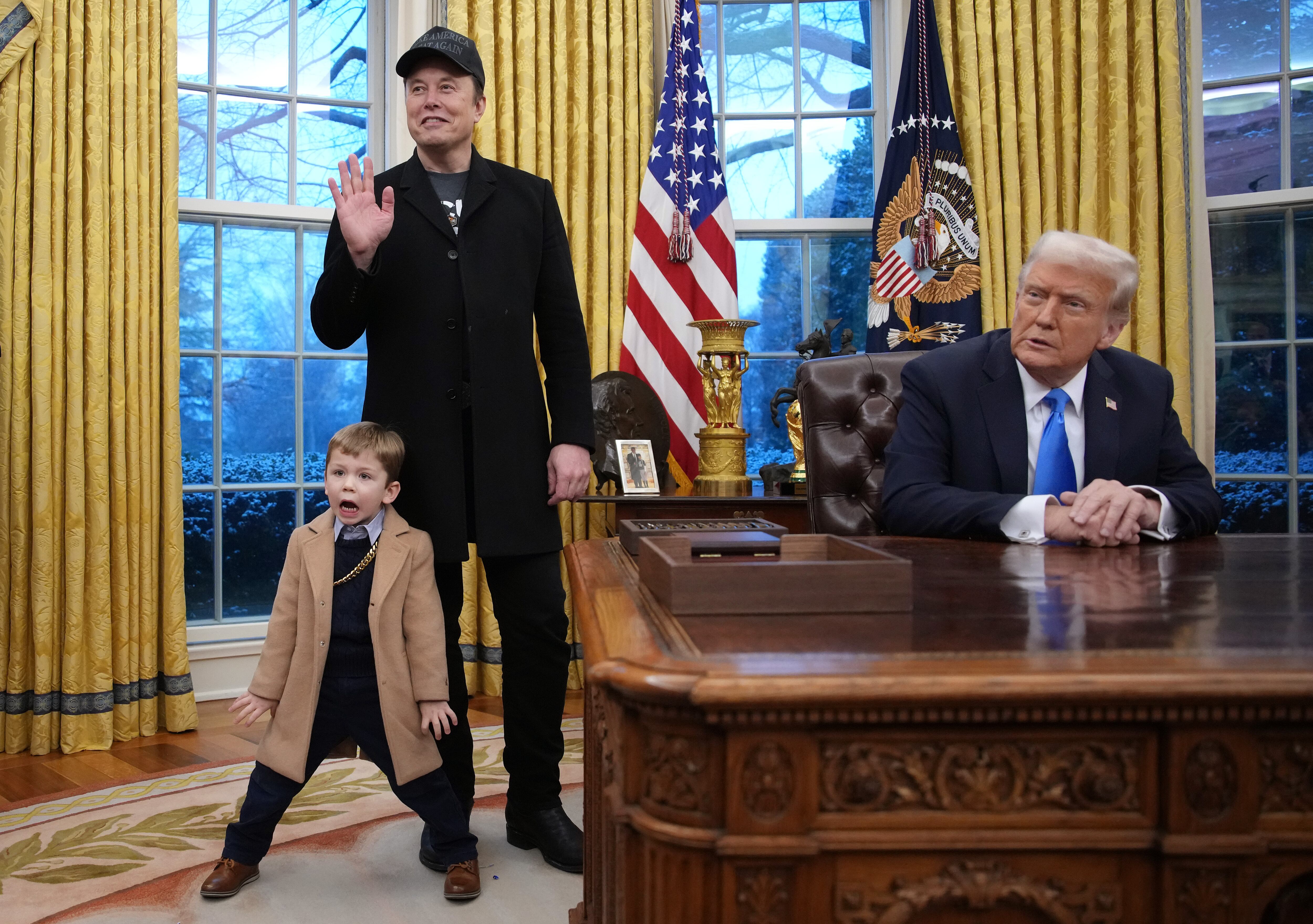 Elon Musk junto a su hijo X y Donald Trump.