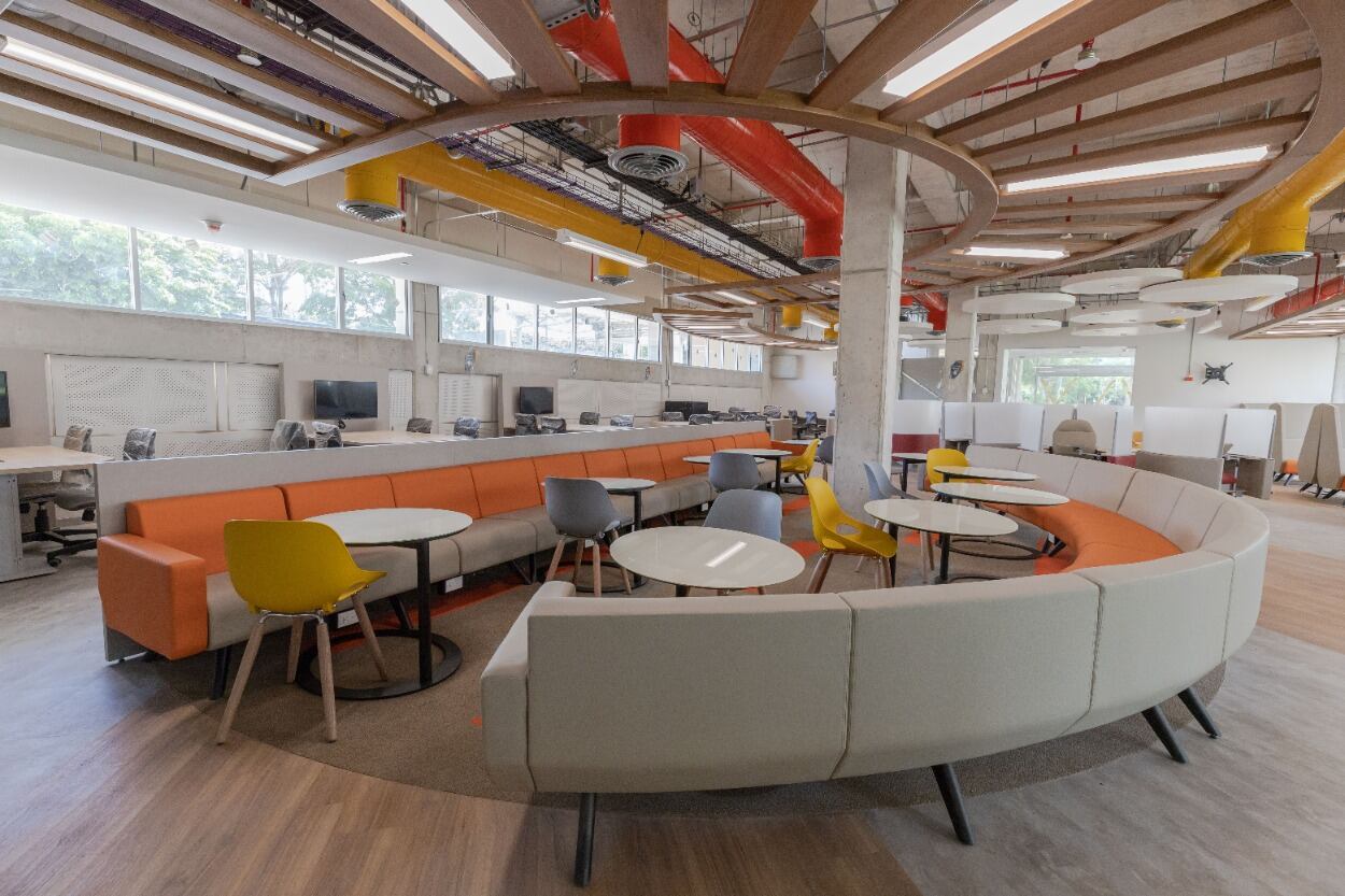 En este espacio, los estudiantes tienen acceso a salas de lectura, cubículos grupales e individuales, salas multipropósito, espacios de silencio moderado y zonas de trabajo colaborativo.