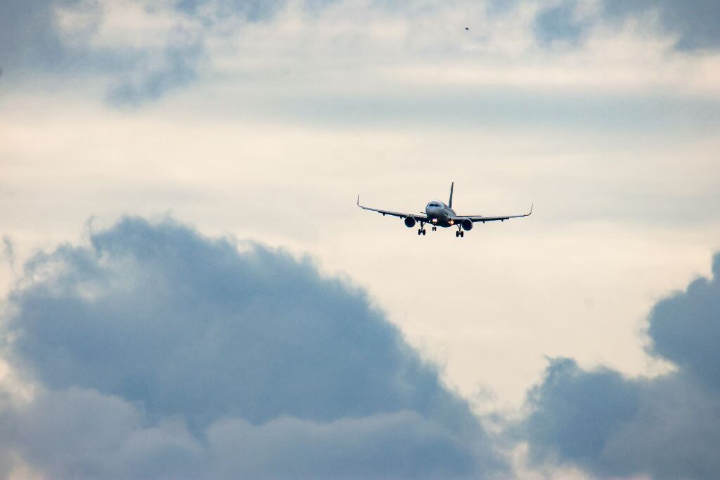 Silueta de un avión volando entre las nubes. Avión de pasajeros Airbus A320 de Lufthansa visto volando en aproximación final para aterrizar en el Aeropuerto Internacional de Atenas ATH en la capital griega, llegando desde Munich (Foto de Nicolas Economou/NurPhoto vía Getty Images)