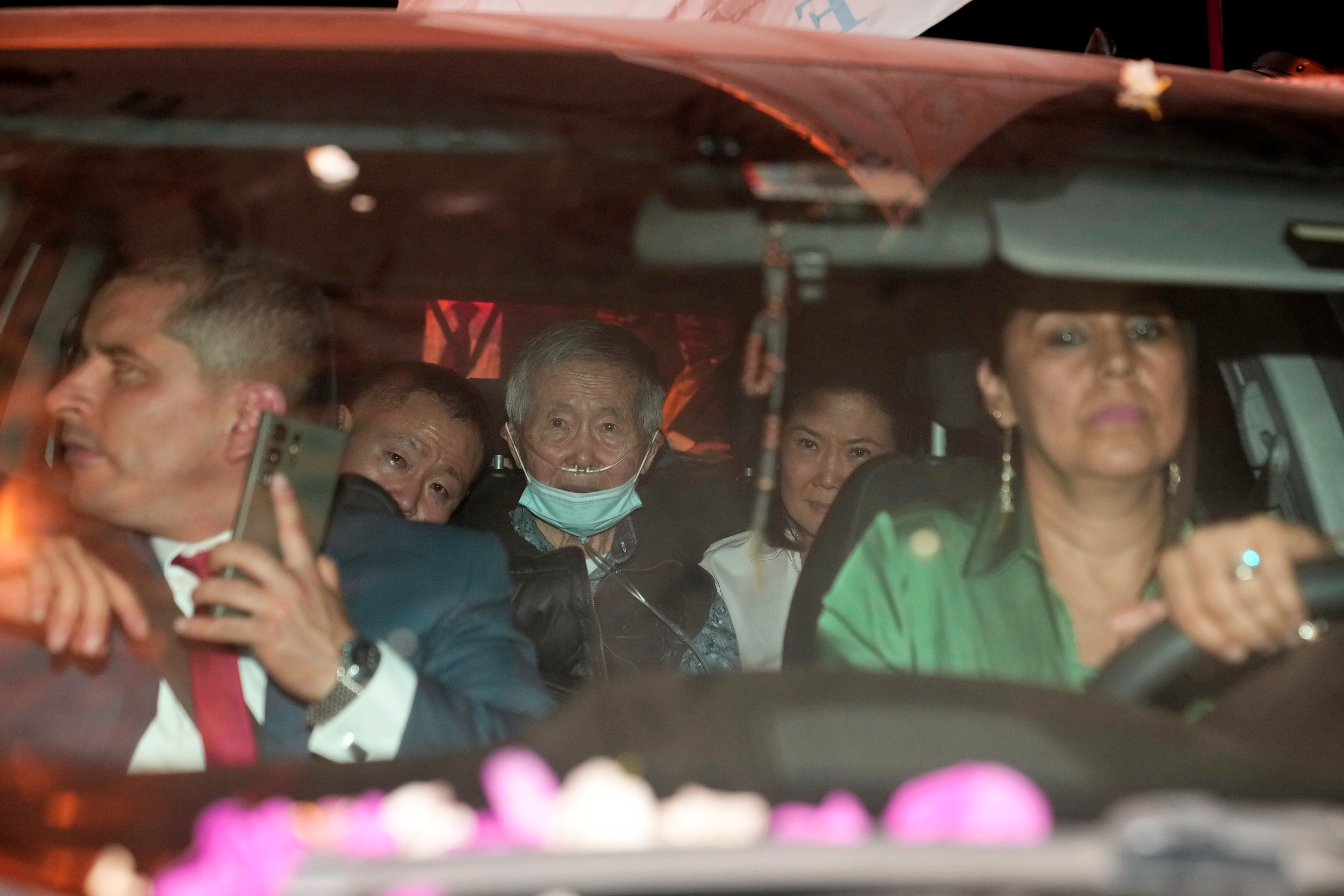 Alberto Fujimori ex presidente del Perú sale de prisión juntos a sus hijo Keiko y Kenji.