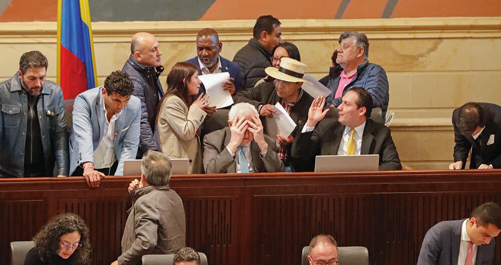 La primera reforma tributaria del Gobierno de Gustavo Petro, tramitada por el entonces ministro de Hacienda, José Antonio Ocampo, empieza ahora a tener su primer efecto sobre las personas naturales que declararán renta. El desmonte de deducciones y exenciones pondrá a los contribuyentes con ingresos de más de 11 millones de pesos mensuales a pagar más.