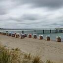 Las nubes de lluvia pasan sobre la bahía de Luebeck y las sillas de playa en Timmendorfer Strand, Alemania, el viernes 7 de mayo de 2021. El Proyecto Modelo de Turismo de la Bahía de Luebeck comienza el 8 de mayo de 2021. Foto: Axel Heimken / dpa vía AP.