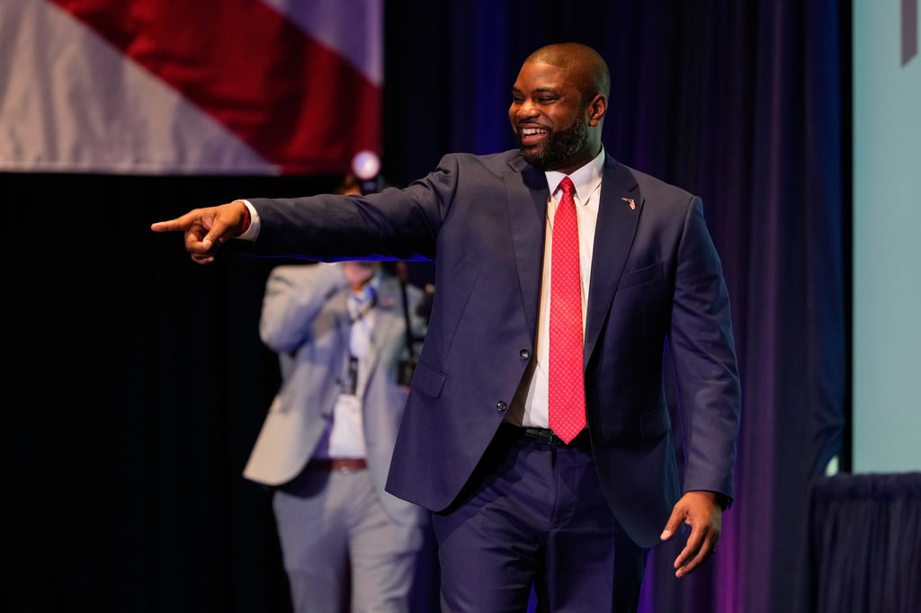 El candidato republicano a la gobernación de Florida, Byron Donalds, señala a sus partidarios durante una fiesta de elecciones primarias el martes 18 de agosto de 2026 en Orlando, Florida. (Foto AP/John Raoux)