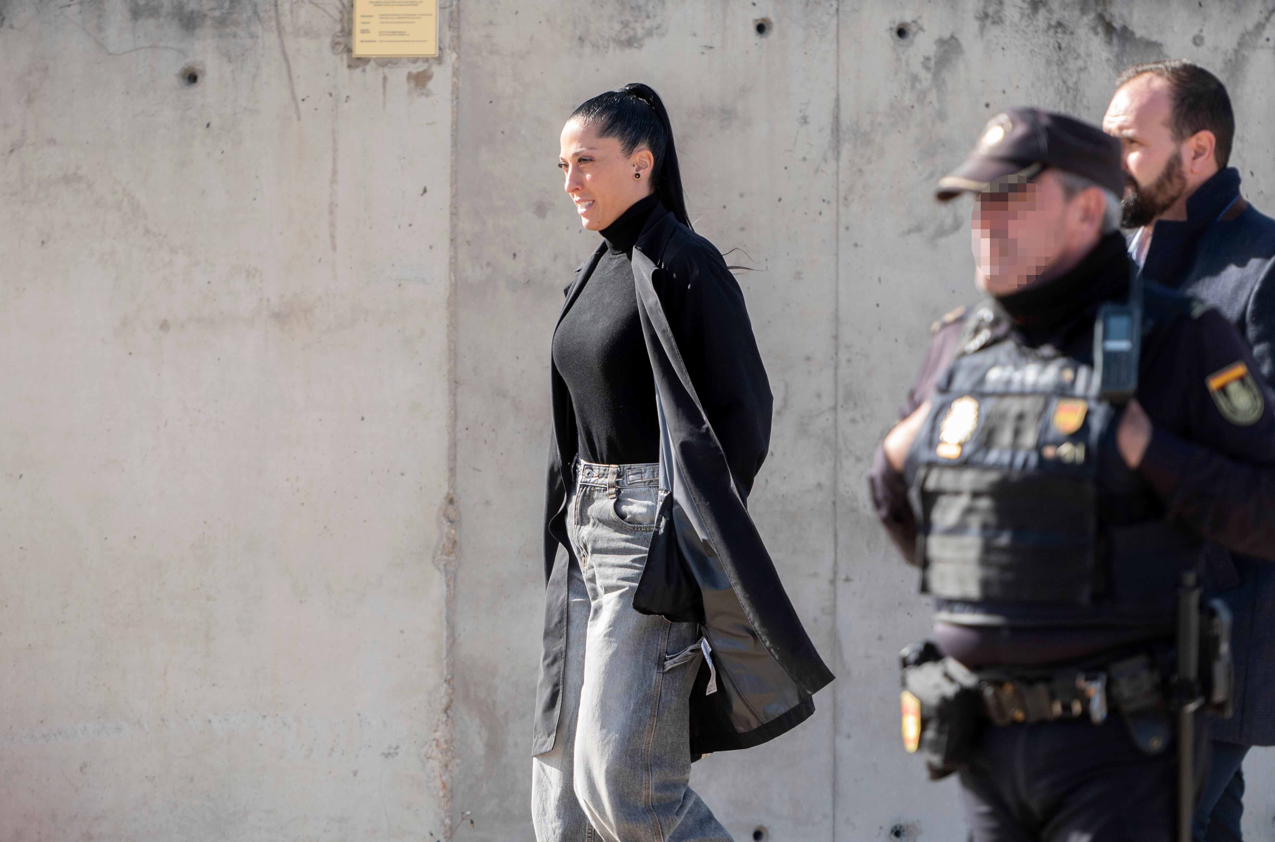 La futbolista Jenni Hermoso sale de la Audiencia Nacional, el 3 de febrero de 2025, en San Fernando, Madrid, España. La Audiencia Nacional juzga desde este lunes, 3 de febrero, al expresidente de la Real Federación Española de Fútbol (RFEF) Luis Rubiales, que se enfrenta a una petición de la Fiscalía de 2 años y 6 meses de prisión por el beso no consentido y las presuntas coacciones posteriores a la jugadora de la selección femenina Jennifer Hermoso. 

Traducción realizada con la versión gratuita del traductor DeepL.com