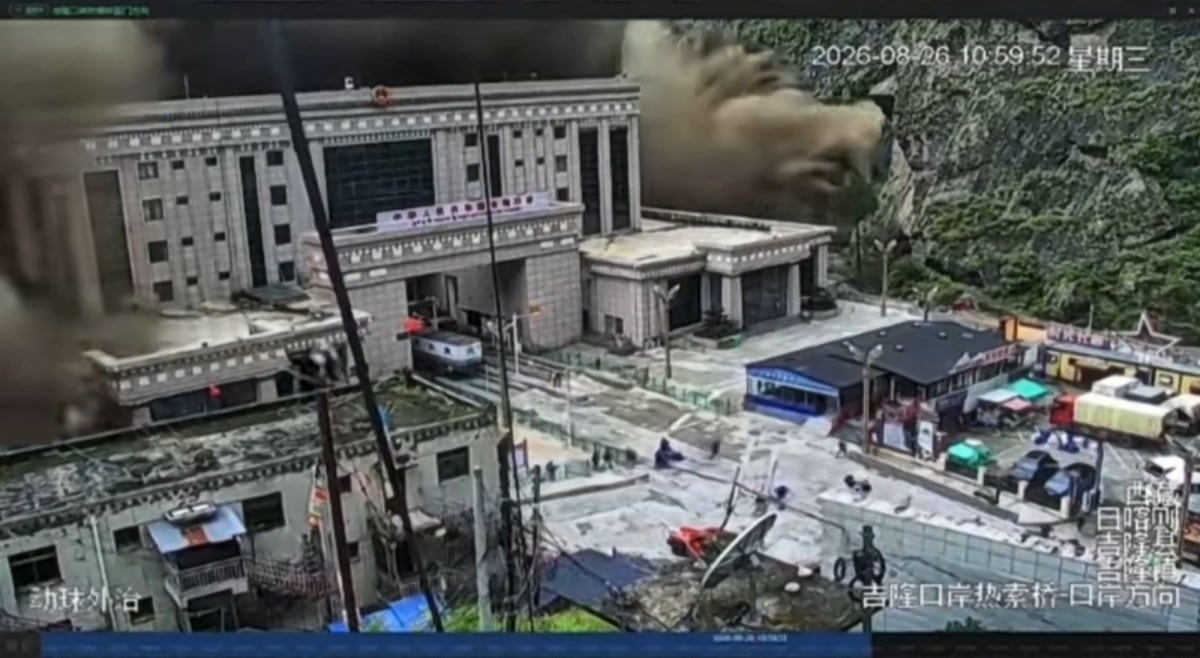 Grabaciones de cámaras de seguridad publicadas en redes sociales chinas muestran una inundación repentina que afectó al puerto de Gyirong, en la Región Autónoma del Tíbet, el 26 de agosto de 2026