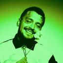 Christian Nodal cantante de música popular mexicano con una flor.