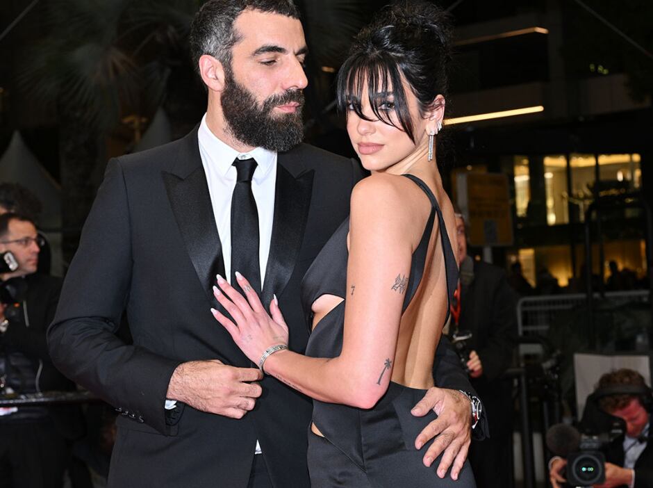 Dua Lipa y Romain Gavras en la alfombra roja de Cannes. FOTO: GETTY