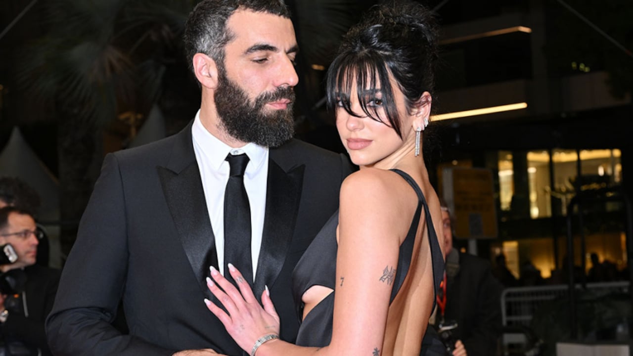 Dua Lipa y Romain Gavras en la alfombra roja de Cannes. FOTO: GETTY