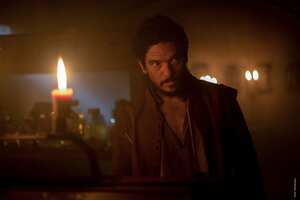 Pablo Molinero es Mateo Núñez, un protagonista que cuestiona en tiempos oscuros y, por ello, es perseguido.