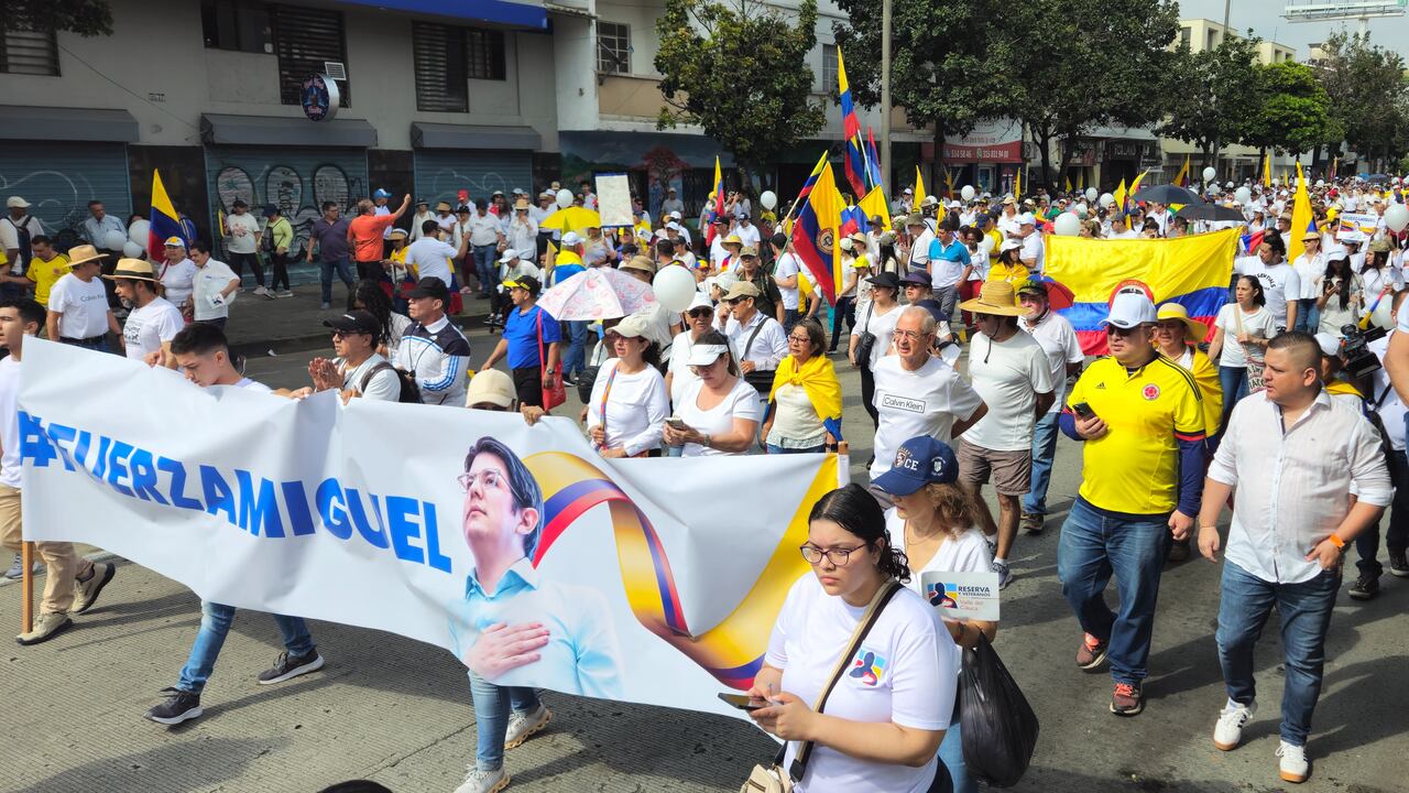 En Cali, varias personas salieron a la marcha del Silencio por Miguel Uribe.