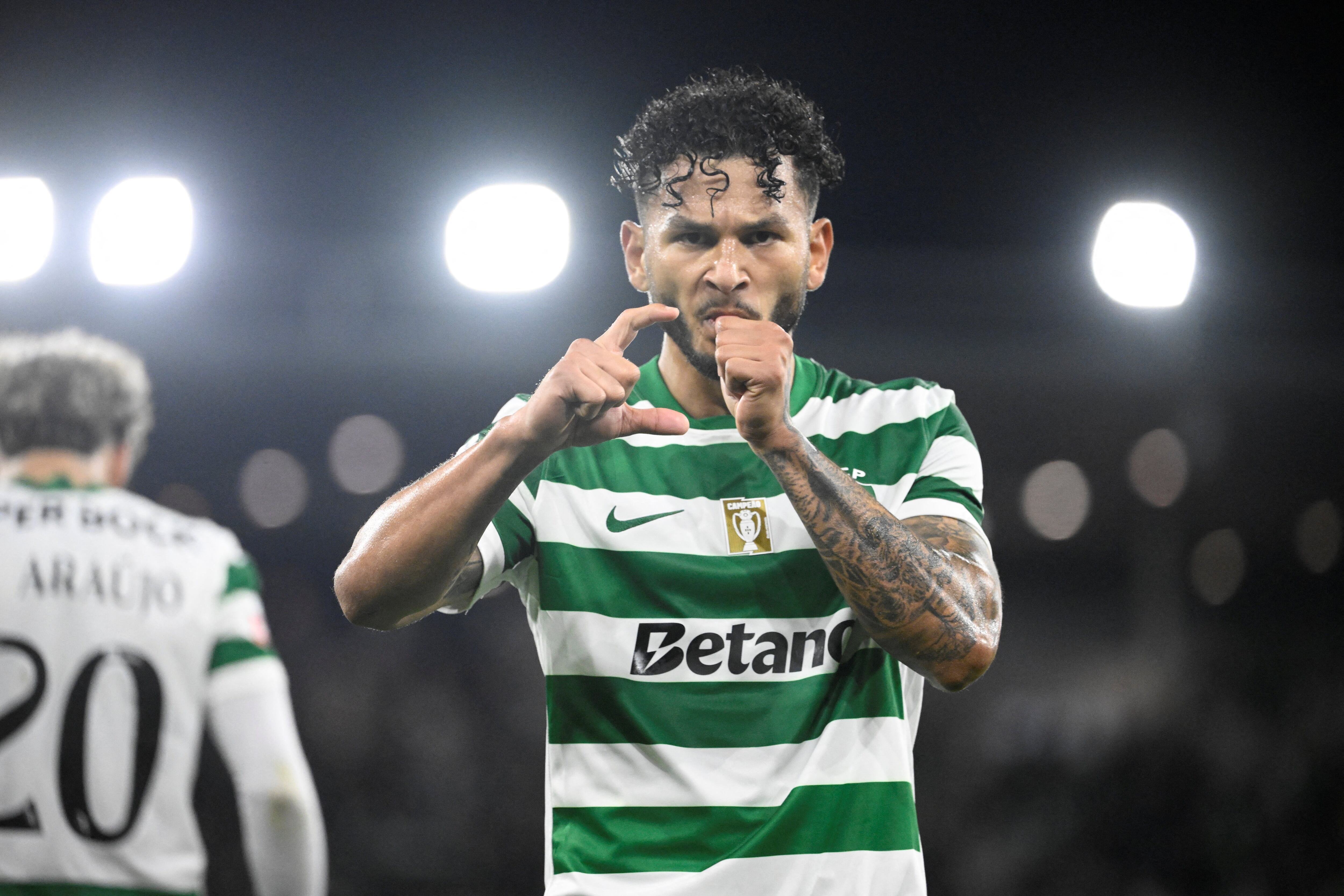 El delantero colombiano #97 del Sporting de Lisboa, Luis Suárez, celebra marcar el primer gol de su equipo durante el partido de fútbol de la Liga Portuguesa entre el Gil Vicente FC y el Sporting CP en el estadio Cidade de Barcelos de Barcelos el 2 de enero de 2026. (Foto de Miguel RIOPA / AFP)