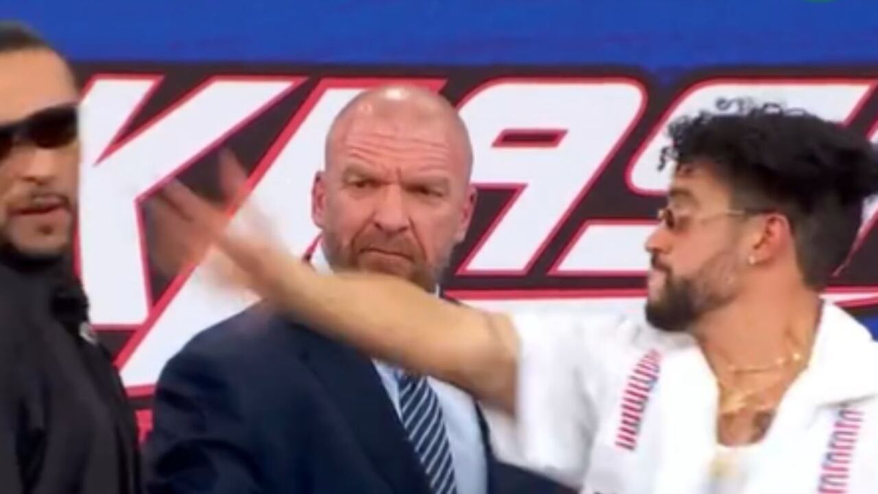 Bad Bunny golpea a luchador.