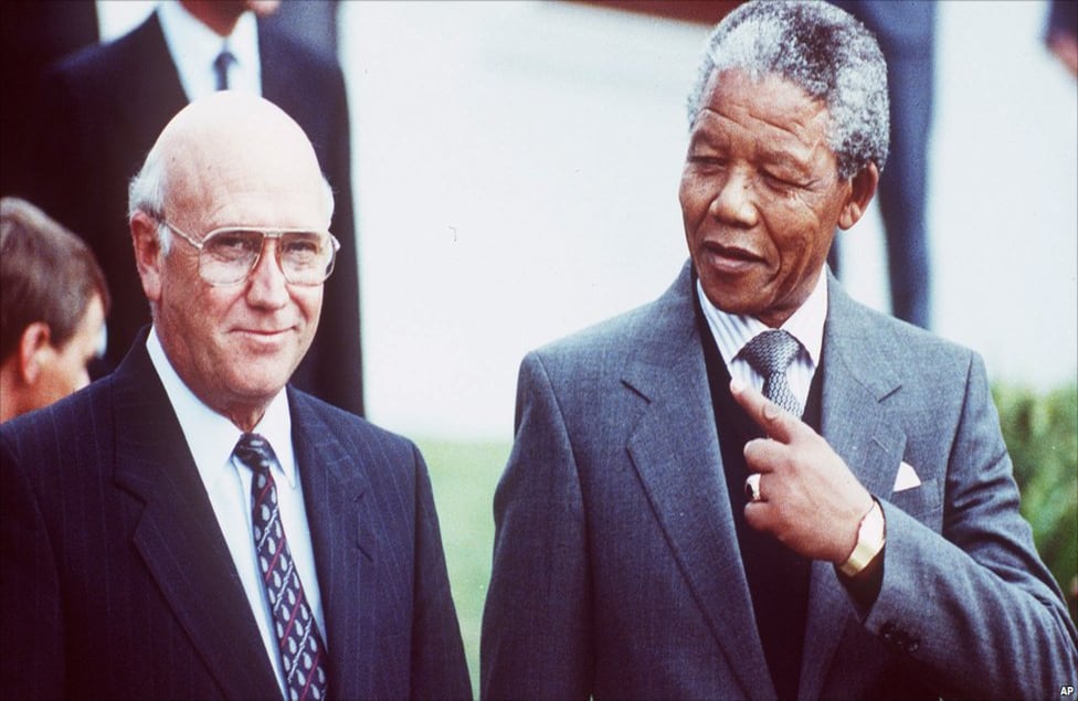 Las negociaciones continuaron hasta que el presidente de Sudáfrica Frederick de Klerk accedió a que se celebraran elecciones en las que cada voto representara a una persona. Mandela y De Klerk recibieron el Premio Nobel de la Paz en 1993 por su rol en el fin del apartheid.