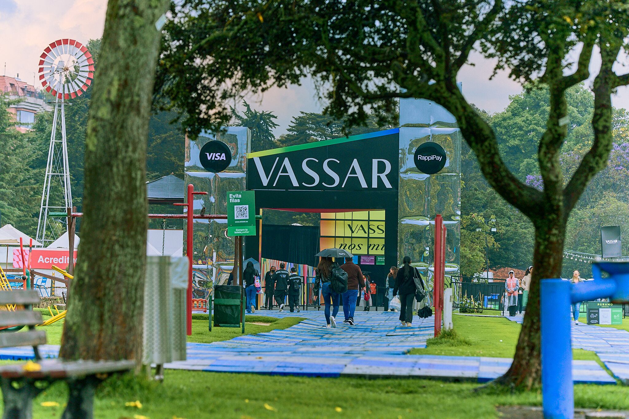 El equipo de Vassar, en alianza con la Asociación de Emprendedores, ha impactado a 2.000 negocios locales y ha invertido más de 1.000 millones de pesos en talleres y capacitaciones.