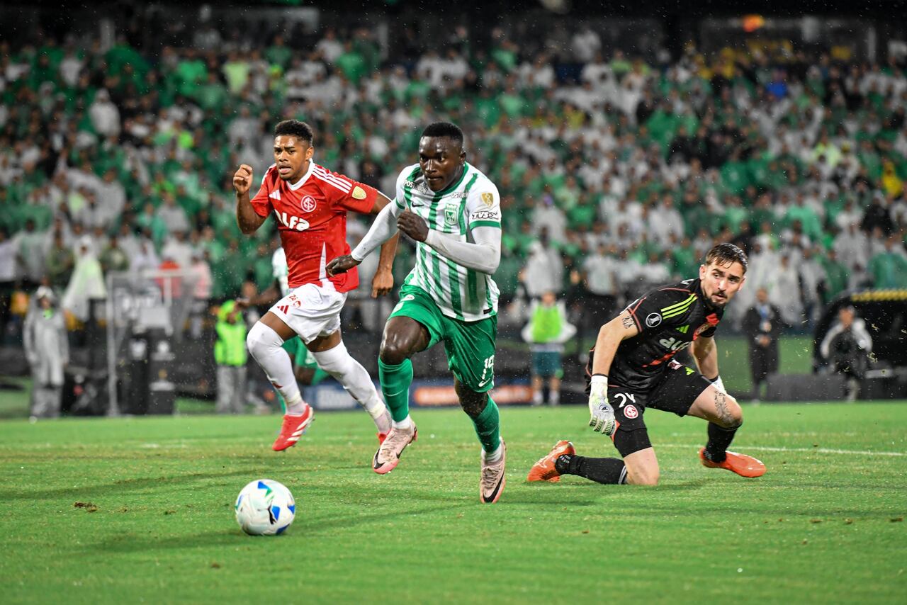 Kevin Viveros fue la figura del partido gracias a su doble anotación.