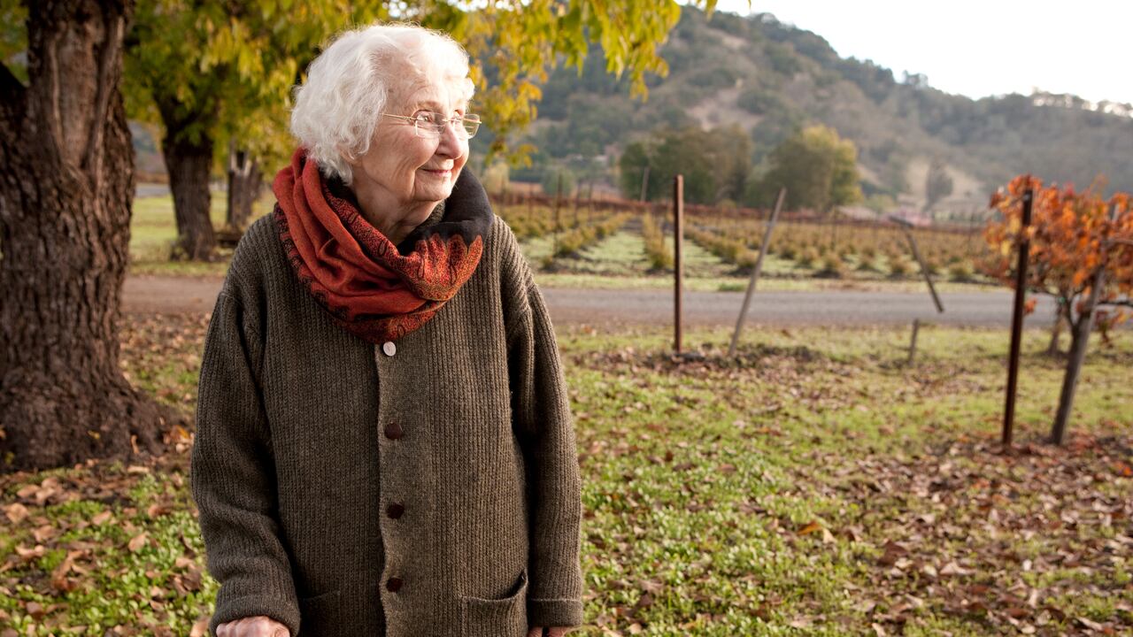 Caminar, así sea por solo 15 minutos, mejora la salud cerebrovascular de los adultos mayores.