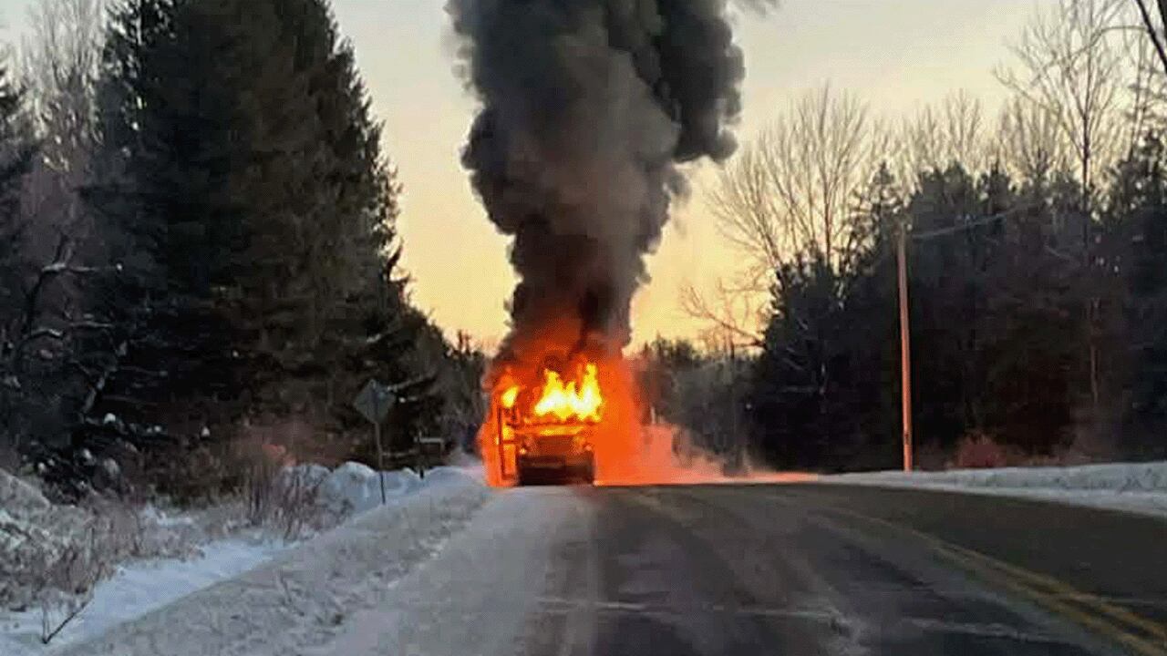 El bus se incendió con 15 estudiantes a bordo