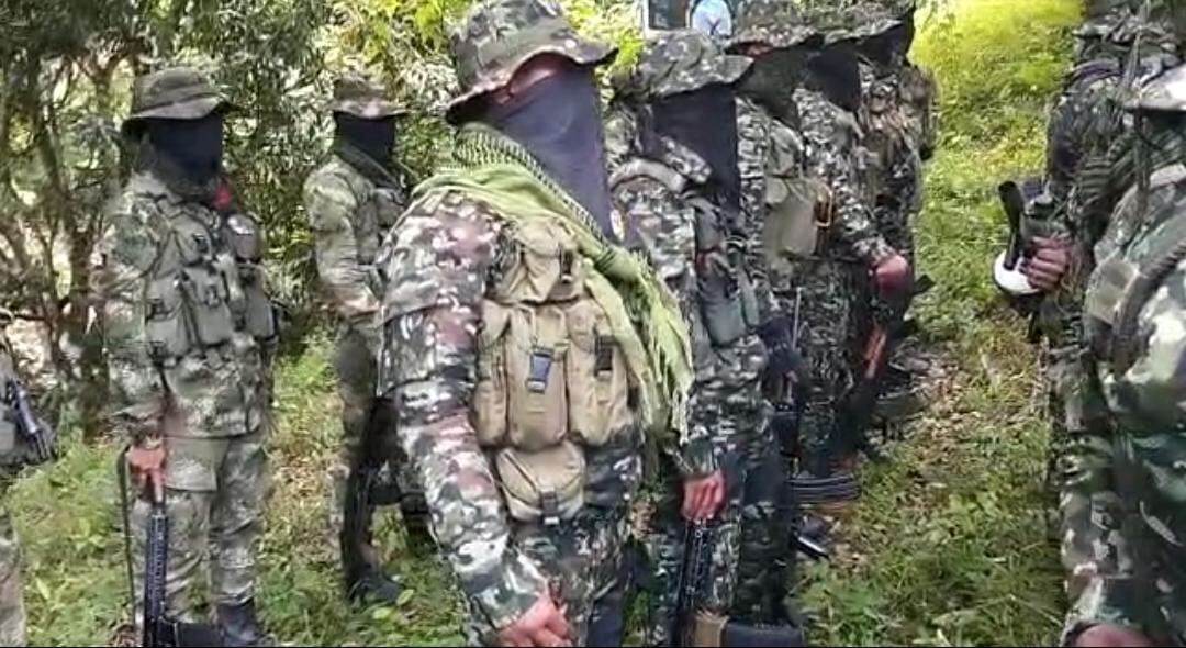 Encapuchados y con poderosos rifles reaparecieron Los Pachenca, enviaron un “caluroso saludo” al gobierno del presidente Gustavo Petro.