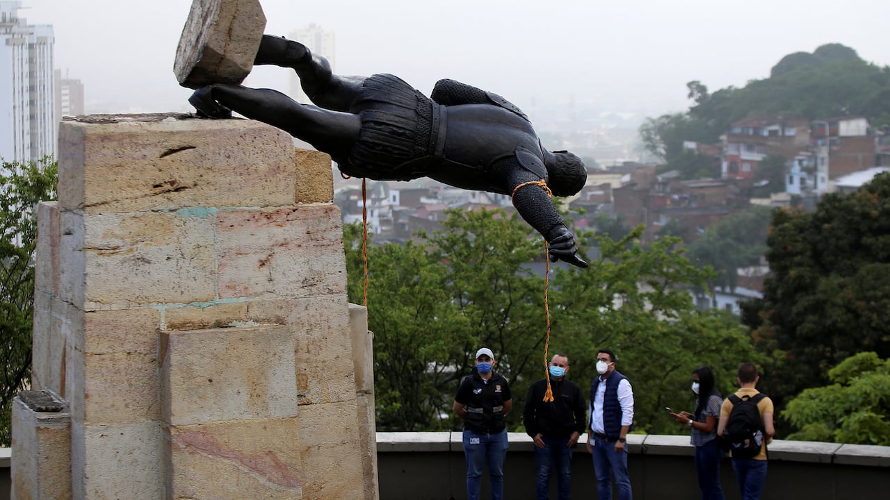 Momento en el que fue derribada la estatua de Sebastián de Belalcázar en Cali.