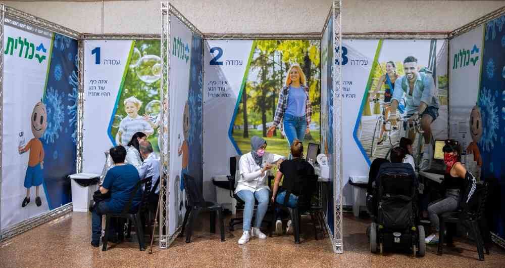 La decisión fue aprobada por mayoría absoluta, si bien hay diferencias en torno a la edad a partir de la cual se debe iniciar este refuerzo en la vacunación, con opiniones que van entre los 60 y los 70 años, según informó el diario ‘The Times of Israel’.
