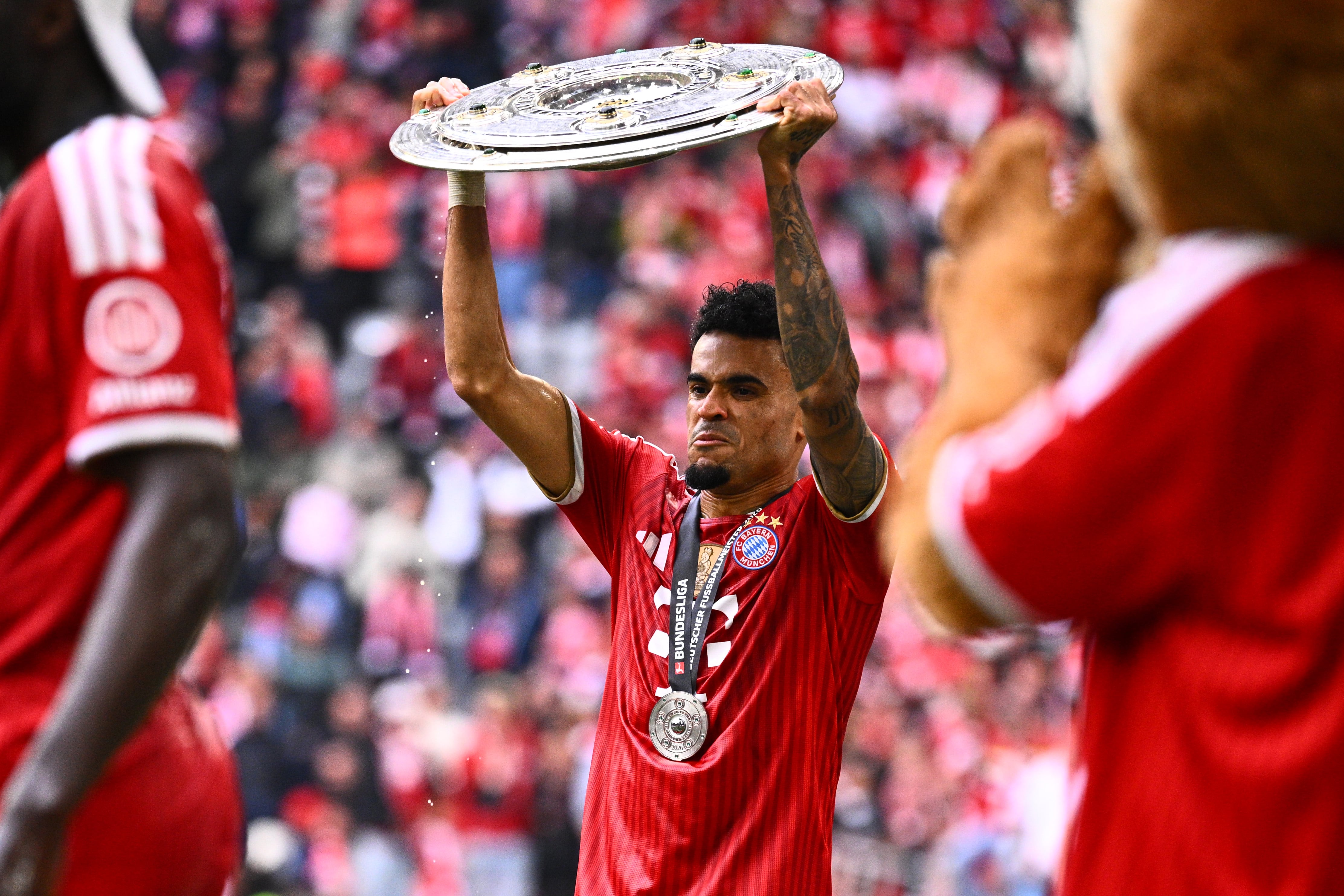 Luis Díaz levantando el trofeo de la Bundesliga 2025-2026.